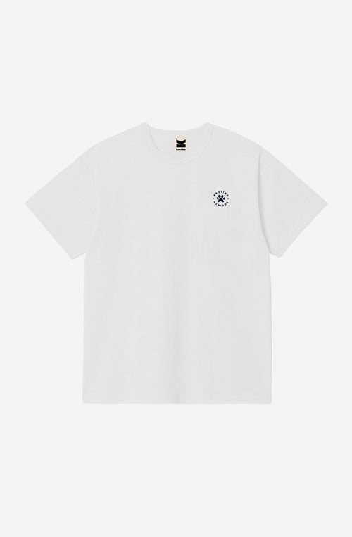 Camiseta Vacay Mode Organic White unisex con ilustración trasera de perro descansando en vacaciones
