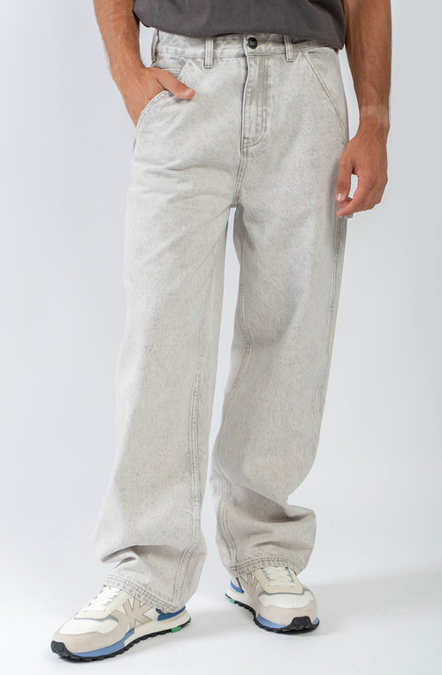 Pantalón carpenter unisex color gris lavado con bolsillos utilitarios.
