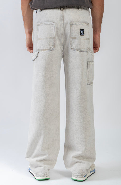 Pantalón carpenter unisex color gris lavado con bolsillos utilitarios.