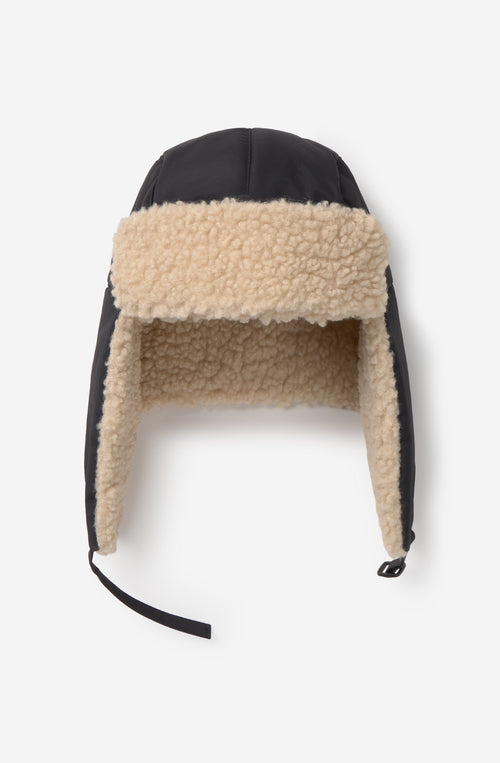 Gorro Trapper Negro Kaotiko con borreguito beige y orejeras.