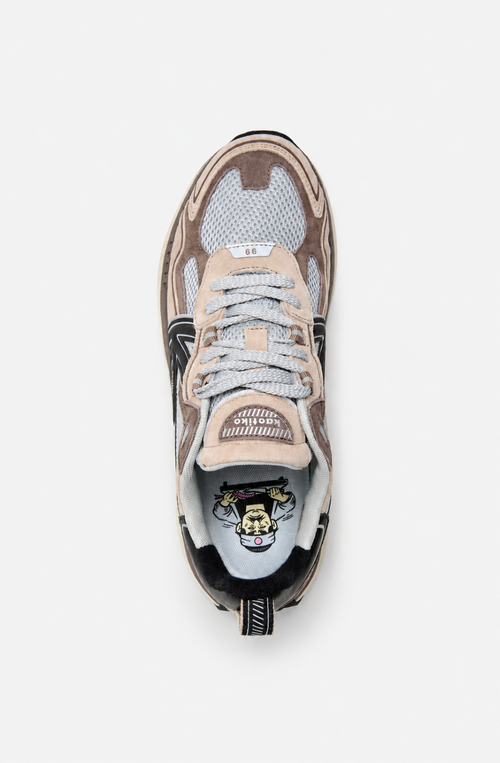 Zapatillas Kaotiko Vancouver Tech French Roast en tonos marrones, beige y gris con paneles de malla, logo lateral y suela elevada.
