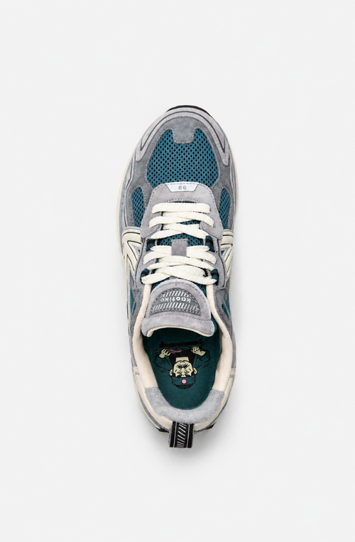 Zapatillas Kaotiko Vancouver Tech Mid Grey en tonos grises con malla verde petróleo, detalles en blanco roto, logo lateral y suela elevada.