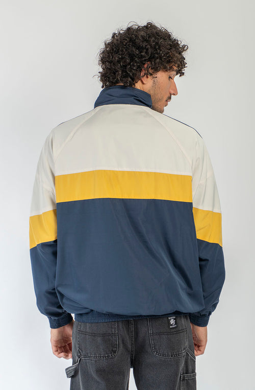 Chaqueta Retro Ski en marfil, vanilla y azul marino con diseño color block, cremallera a contraste y logo Kaotiko Society.