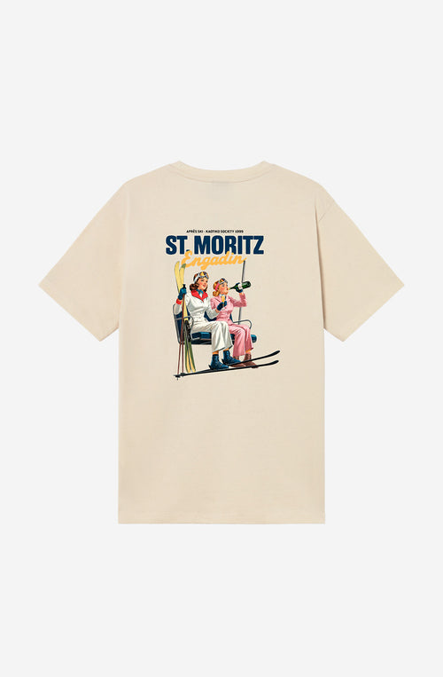 Camiseta regular fit de algodón orgánico color tobacco con logo St. Moritz Engadin en el pecho y gran ilustración vintage de dos esquiadoras en un telesilla en la espalda.