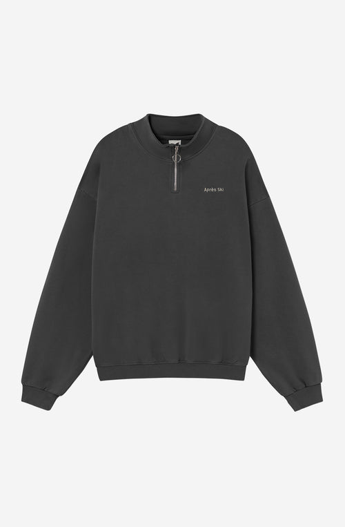 Sudadera Zipper Washed Après Ski Black negra con cuello alto, media cremallera y bordado Après Ski en el pecho.