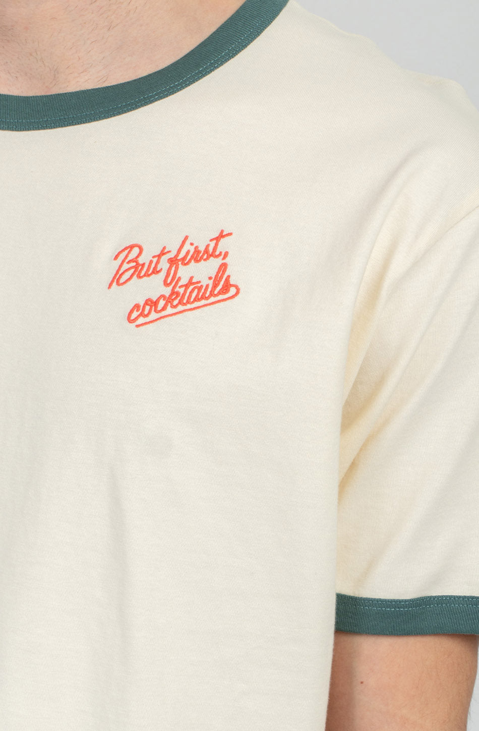 Camiseta But First Cocktails Ivory