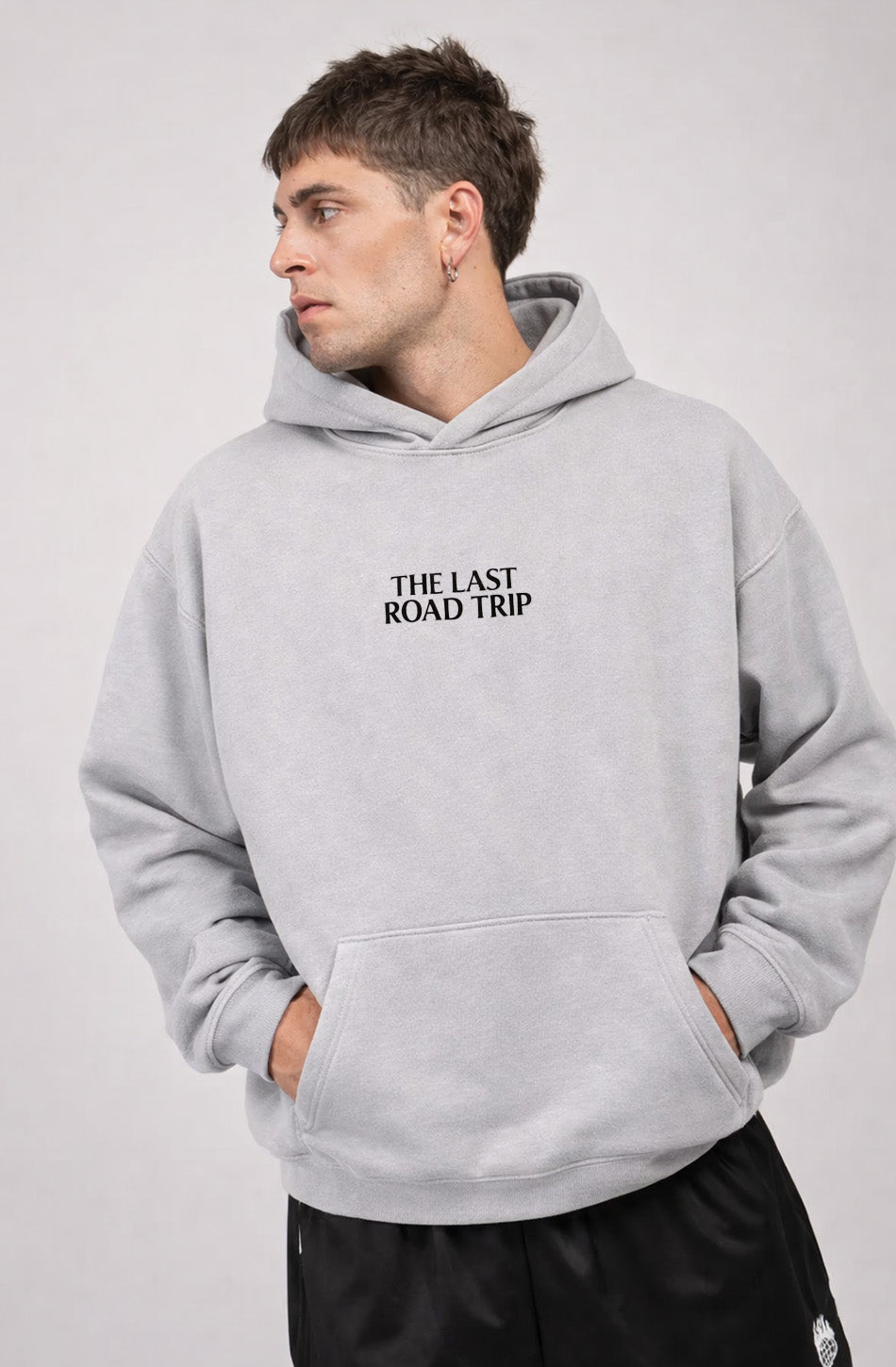 Sudadera Last Road Trip Gray unisex con gráfico de coche retro y diseño inspirado en los road trips de Kaotiko BCN