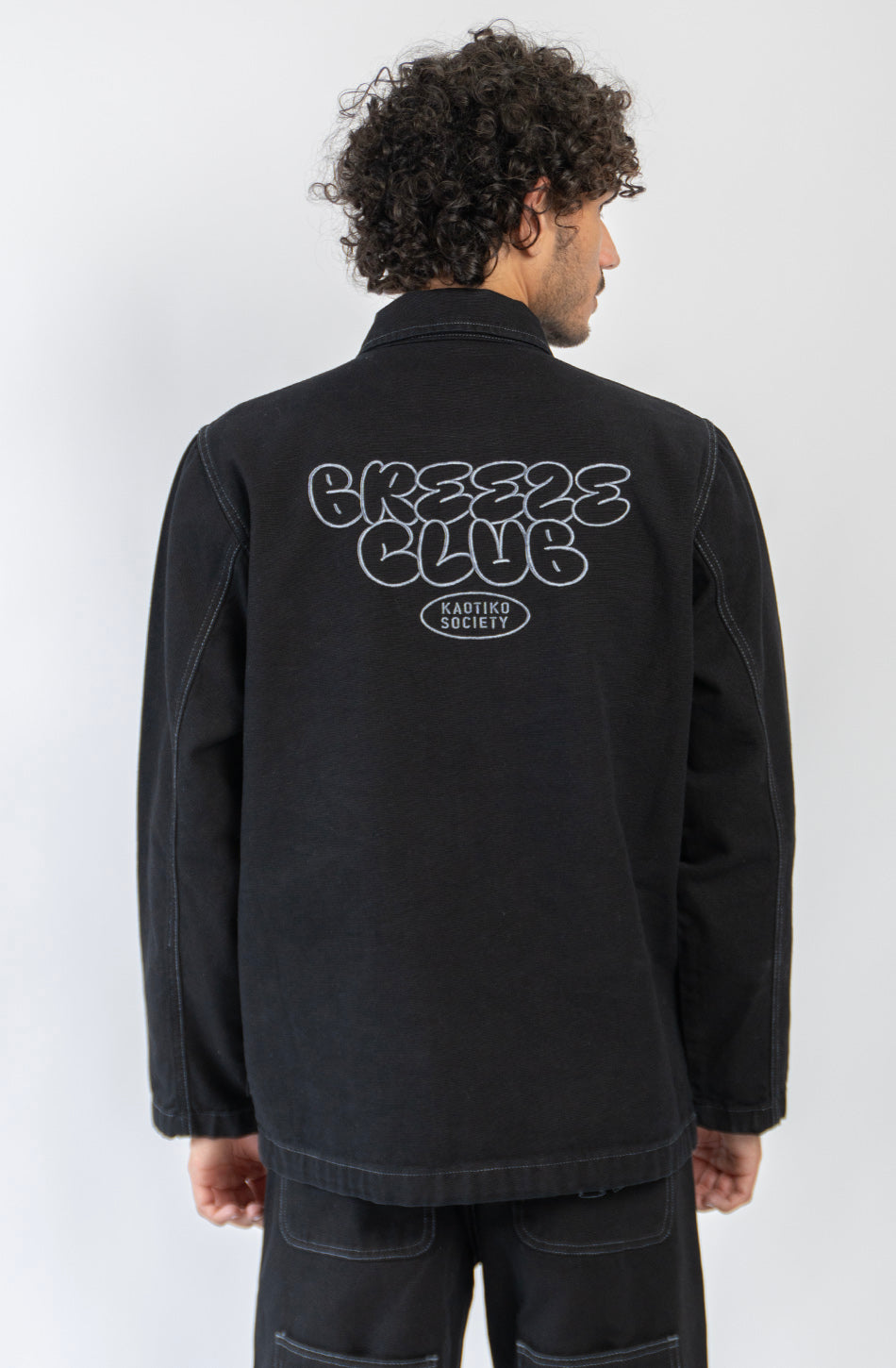Veste Breeze Club Black Denim unisexe avec poches utilitaires et design streetwear signé Kaotiko BCN