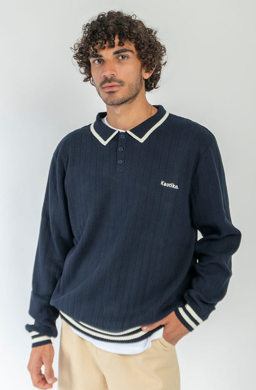Polo unisex de punto azul marino de canalé con cuello de botones, detalles en contraste color crudo y bordado Kaotiko en el pecho.