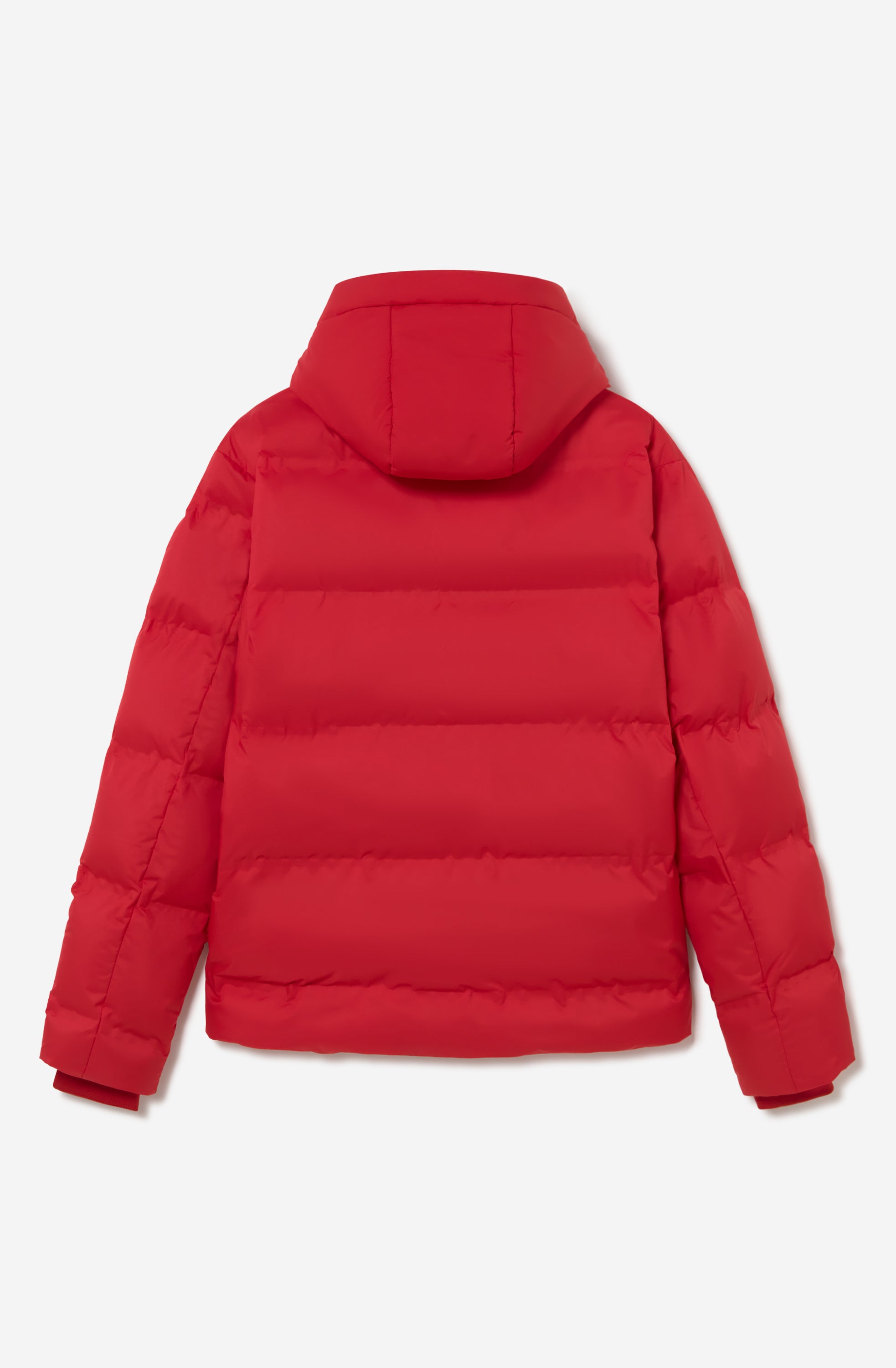 Chaqueta acolchada roja con capucha, cierre frontal con botones y logo Kaotiko bordado en el pecho.