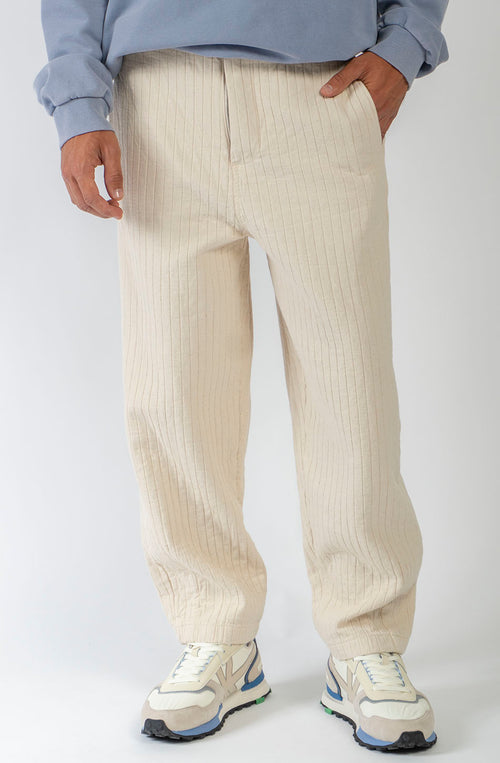 Pantalón unisex color natural con textura de rayas verticales, pierna recta y bolsillos laterales.