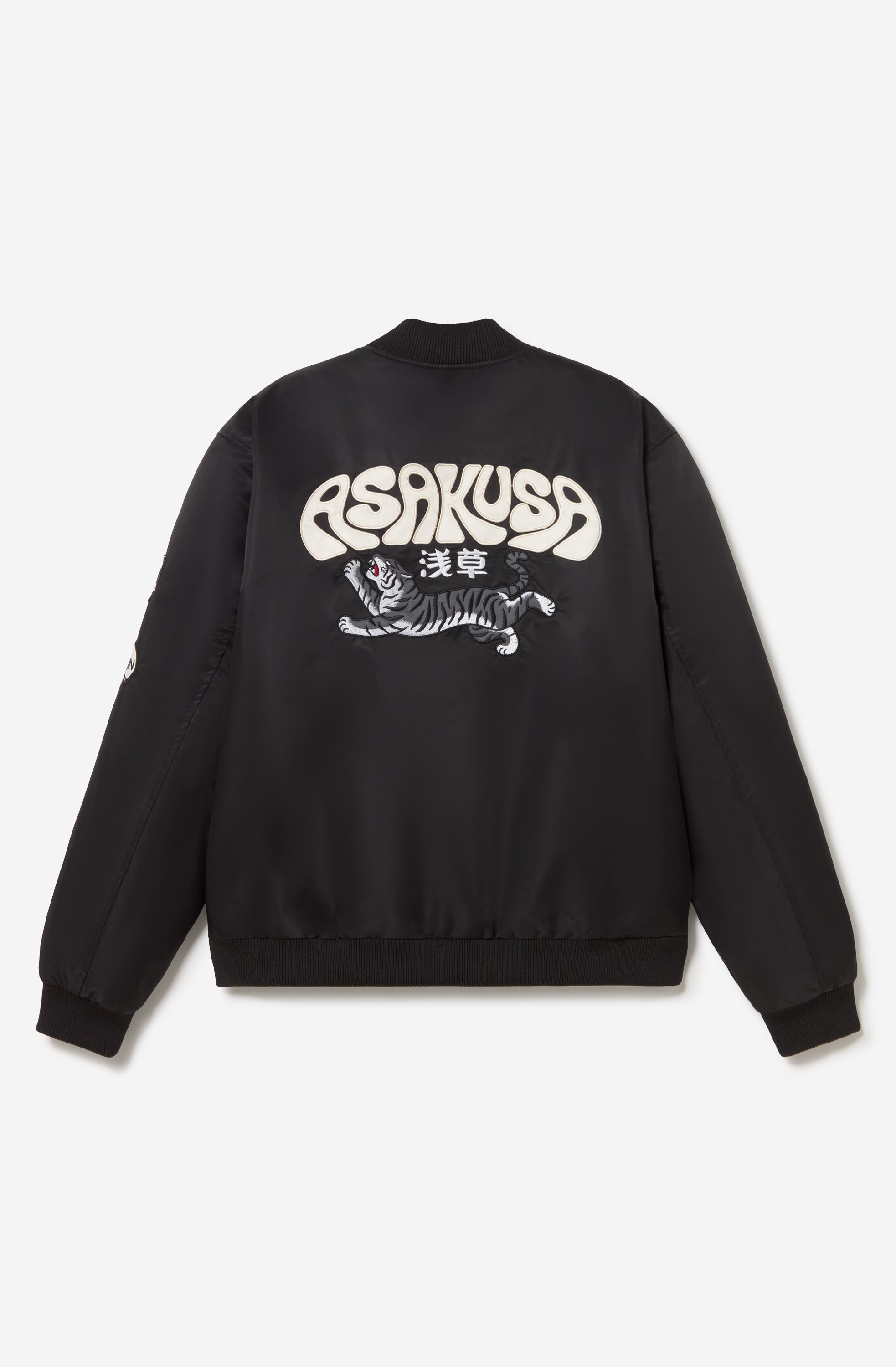 Chaqueta bomber negra Asakusa con parches bordados y gráfico de tigre de inspiración japonesa en la espalda.