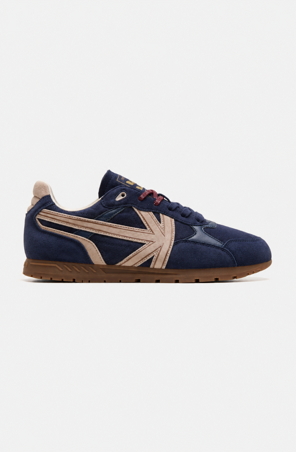 Zapatillas Seattle Dk Navy en azul marino con paneles efecto ante, detalles beige, cordones en contraste y suela de goma marrón.