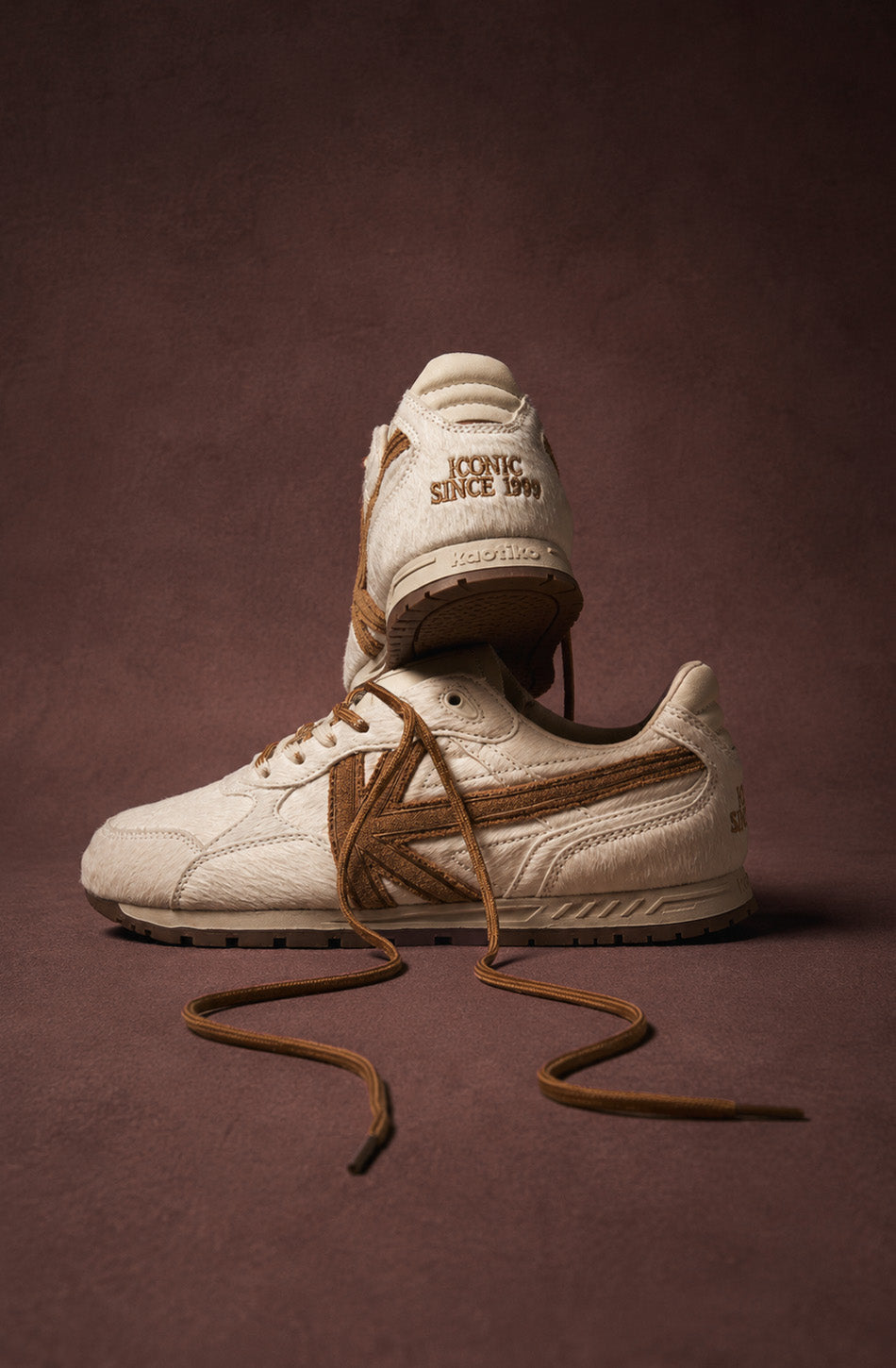 Zapatillas Seattle Pony White de pelo blanco con detalles marrones y suela de inspiración retro.