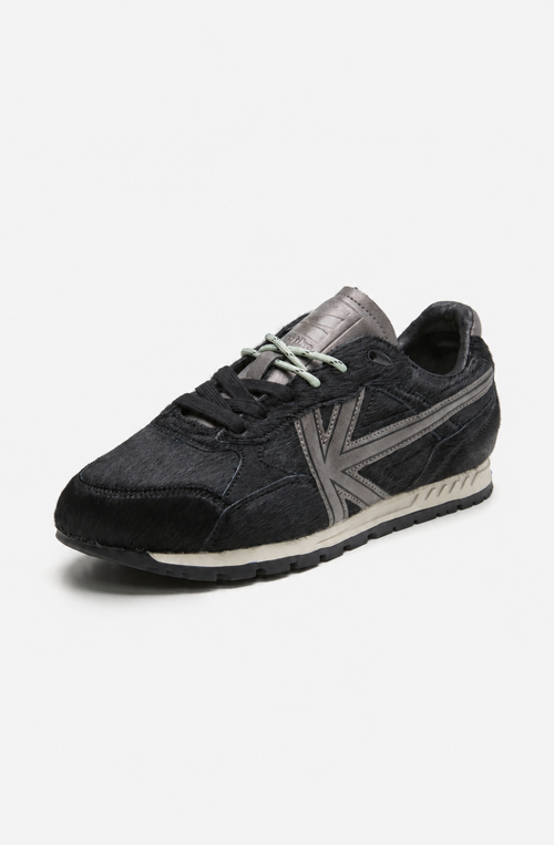 Zapatillas Seattle Pony Black de pelo negro con detalles metalizados en gris y suela de estilo retro.