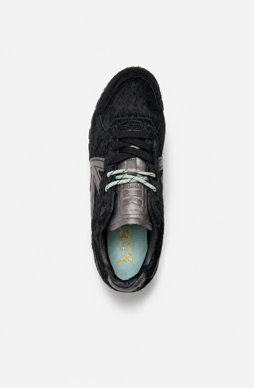 Zapatillas Seattle Pony Black de pelo negro con detalles metalizados en gris y suela de estilo retro.