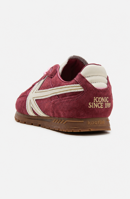 Zapatillas Seattle Woman Bordeaux en burdeos con paneles efecto ante, logo lateral crudo, cordones crudos y rosa y suela de goma marrón.