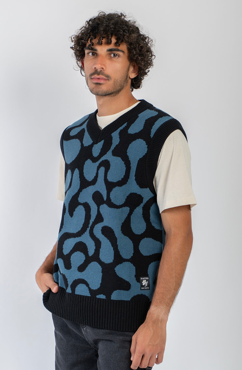 Chaleco unisex de punto con diseño jacquard azul y negro.