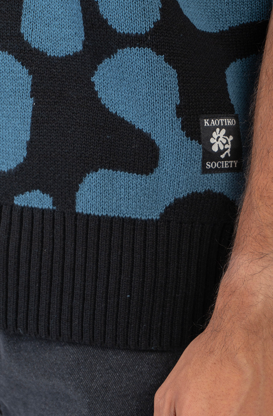 Chaleco unisex de punto con diseño jacquard azul y negro.