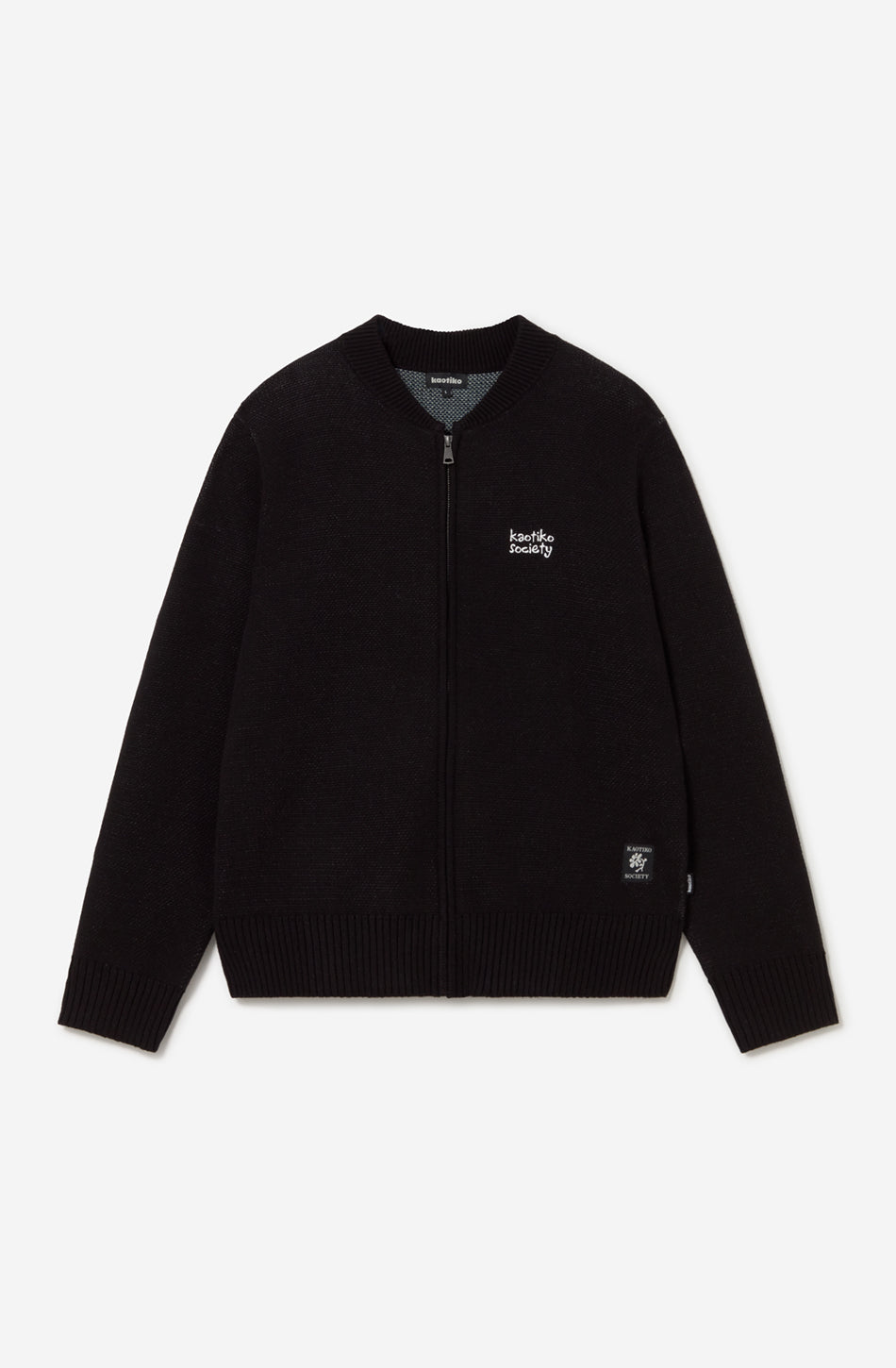 Jersey unisex de punto negro con cremallera, bordado Kaotiko Society en el pecho y gráfico jacquard de flores azules con mensaje Bad Romance en la espalda.