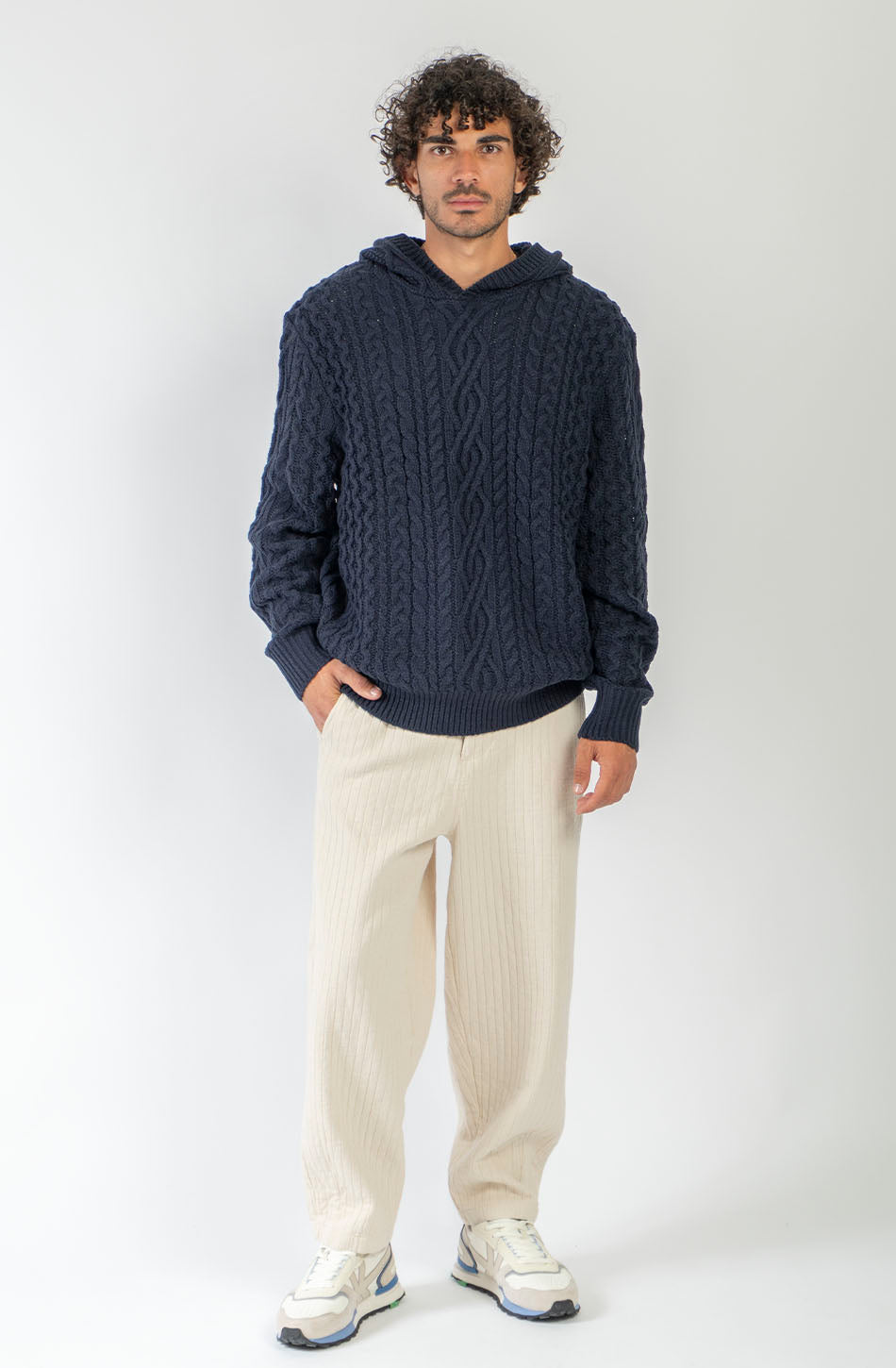 Sudadera unisex de punto trenzado azul marino con capucha y fit relajado de inspiración après ski.