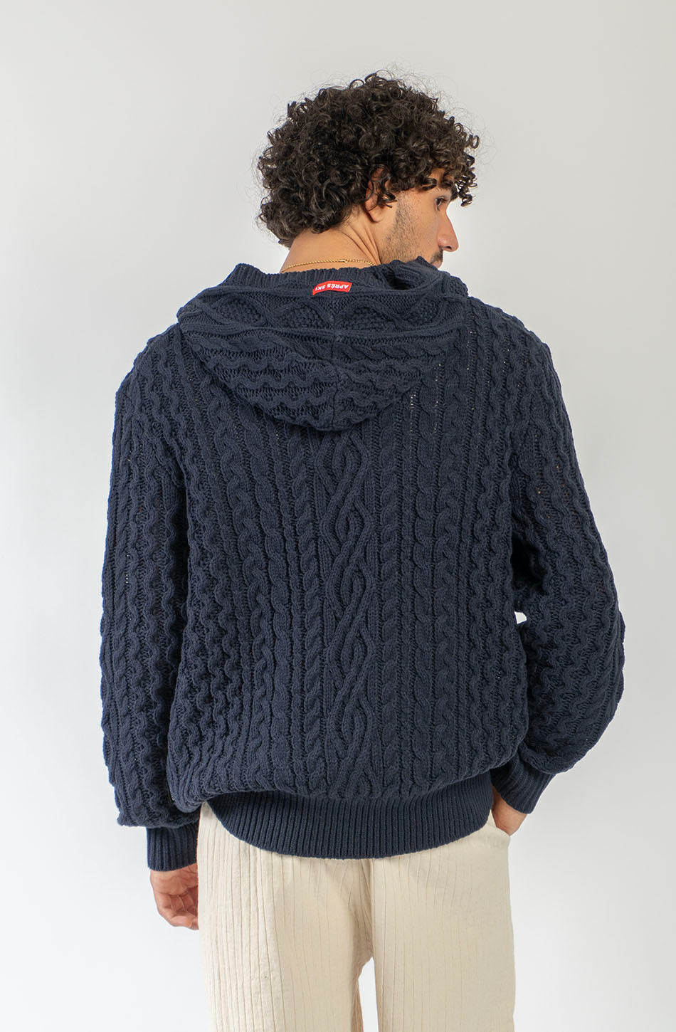 Sudadera unisex de punto trenzado azul marino con capucha y fit relajado de inspiración après ski.