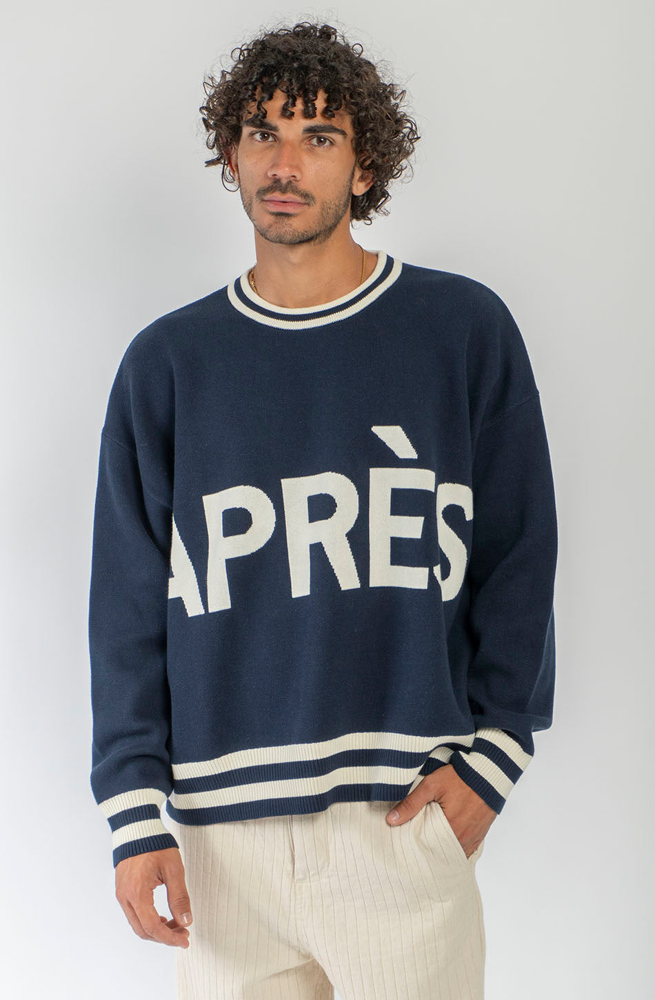 Jersey unisex azul marino de punto con gráfico APRÈS en el frontal, SKI en la espalda y detalles de canalé a contraste.