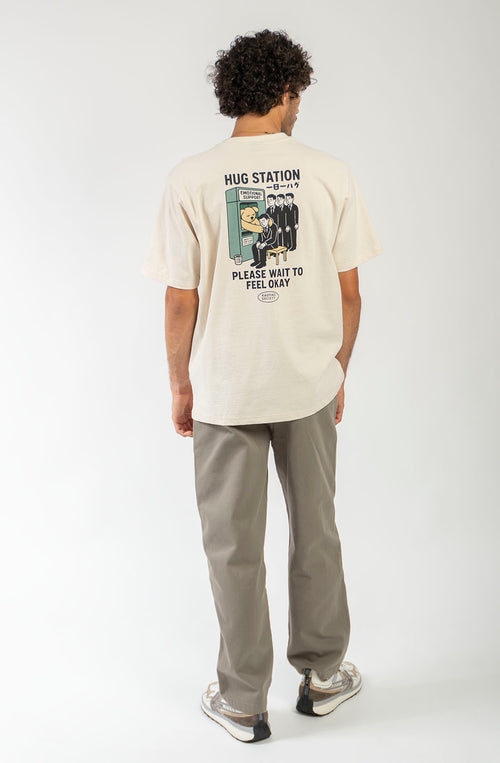 Camiseta Hug Station Natural de hombre con ilustración gráfica de una estación de abrazos en la espalda de Kaotiko BCN