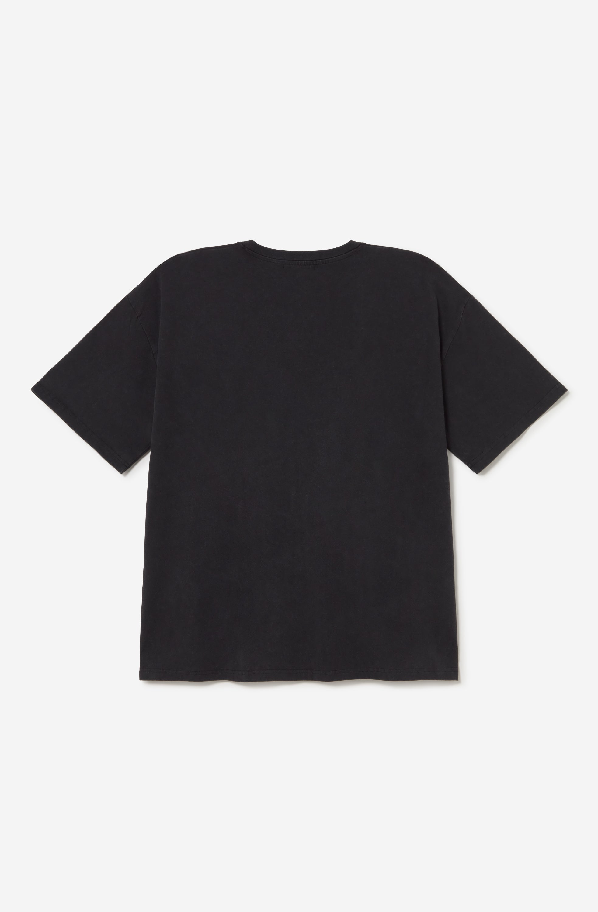 Camiseta Romance Washed Black unisex con acabado negro lavado, cuello henley con botones y bordado Kaotiko Society