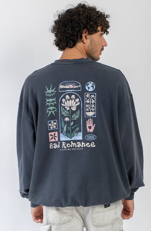 Sudadera oversize unisex color dark con ilustración Geometric Flower en la espalda.